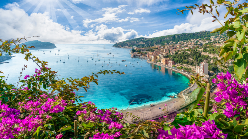 Conheça com Leonardo Rocha de Almeida Abreu a Riviera Francesa em Nice, um refúgio de charme e história à beira-mar.