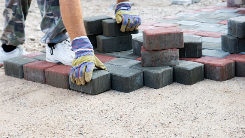 Valderci Malagosini Machado explica como o paver vibro prensado influencia diretamente na qualidade, firmeza e vida útil das áreas pavimentadas.