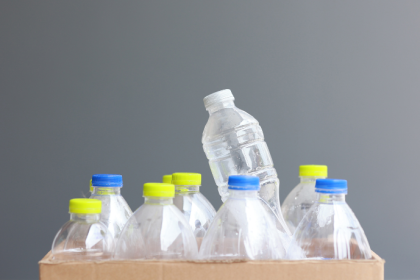 Como a umidade influencia, segundo Elias Assum Sabbag Junior, a resistência e a durabilidade das embalagens plásticas em diferentes contextos industriais.