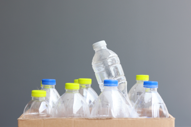 Como a umidade influencia, segundo Elias Assum Sabbag Junior, a resistência e a durabilidade das embalagens plásticas em diferentes contextos industriais.