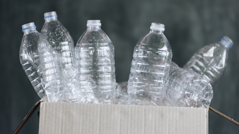 Os desafios da estabilidade estrutural de embalagens plásticas, na análise de Elias Assum Sabbag Junior, em ambientes de alta umidade.