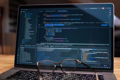 Tela de um laptop exibindo código de software durante uma sessão de depuração.