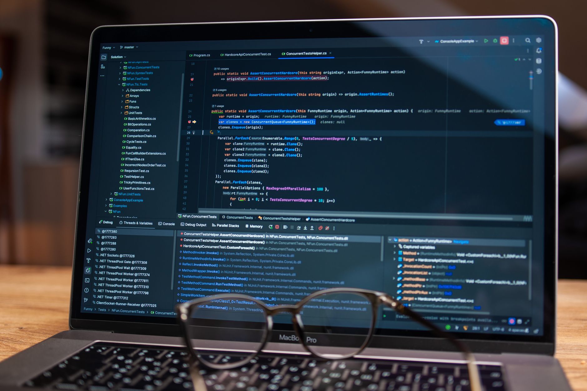 Tela de um laptop exibindo código de software durante uma sessão de depuração.