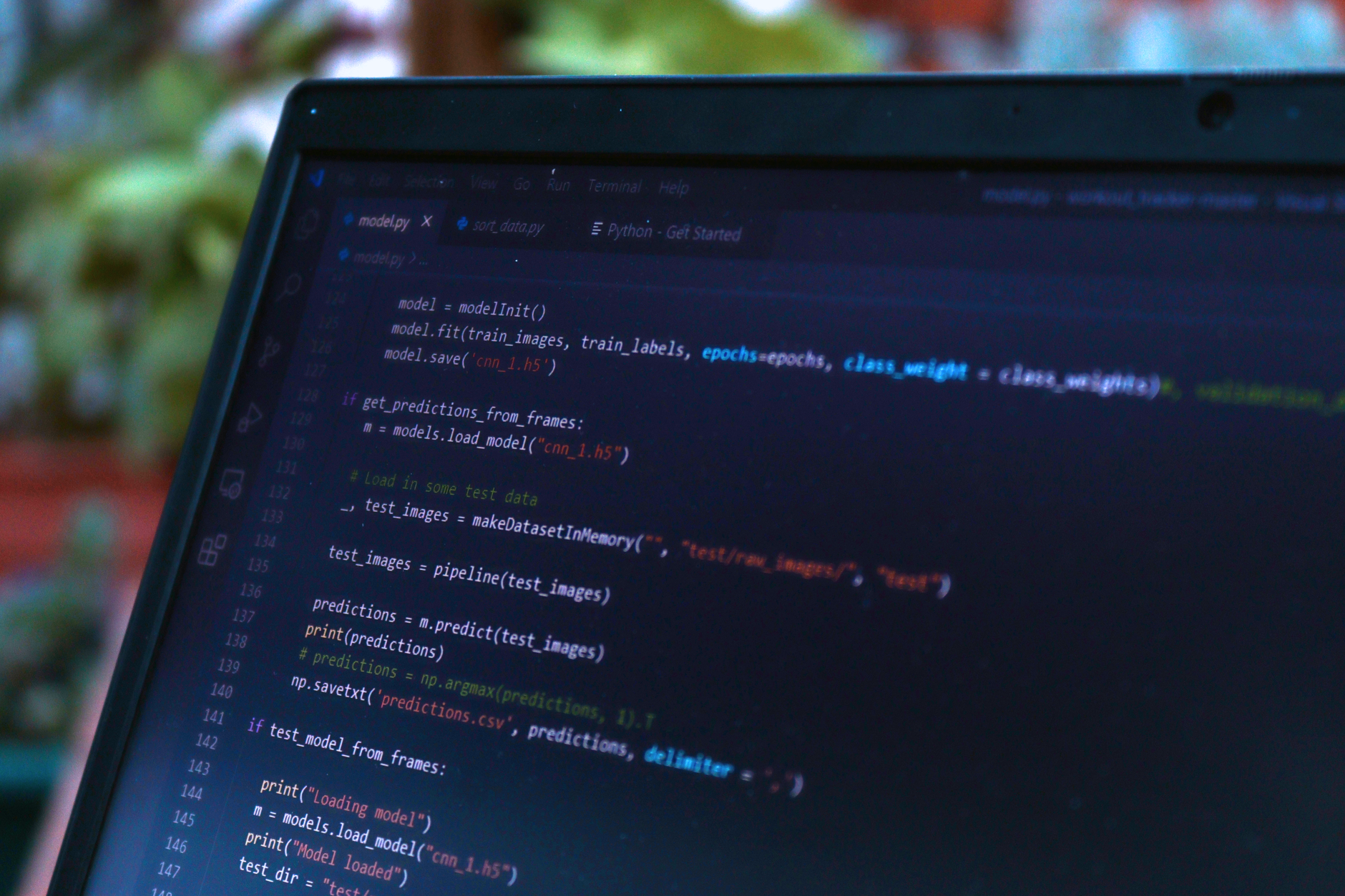 Tela de computador exibindo linhas de código em um ambiente de desenvolvimento de software.