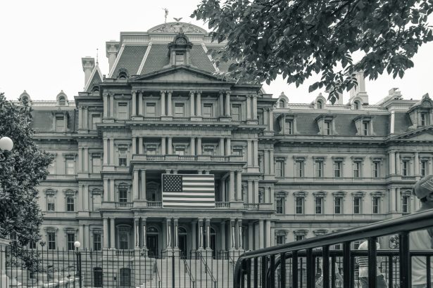 Edifício Eisenhower, em Washington, sede de escritórios do governo federal dos Estados Unidos, com uma bandeira americana em primeiro plano