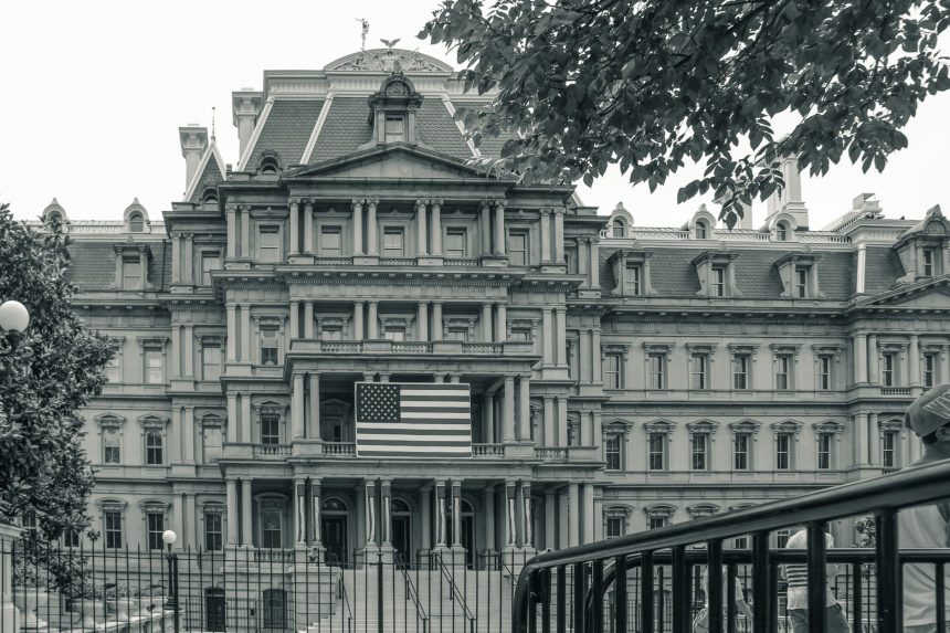 Edifício Eisenhower, em Washington, sede de escritórios do governo federal dos Estados Unidos, com uma bandeira americana em primeiro plano